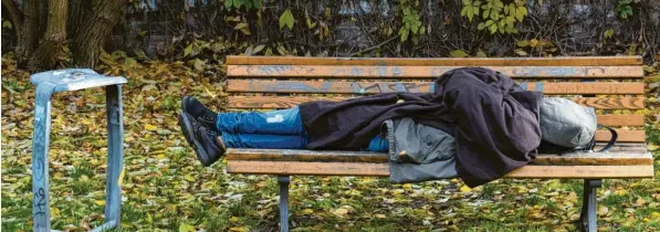  ?? Symbolfoto: dpa ?? Obdachlose sind nicht nur in den großen Städten anzutreffe­n. Auch im Unterallgä­u gibt es Menschen ohne festen Wohnsitz. Um sie kümmert sich Johanna Miller von der Caritas.