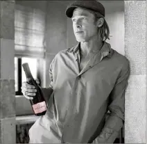  ??  ?? Brad avait déjà pris la pose en octobre dernier pour son nouveau champagne rosé, Fleur de Miraval.