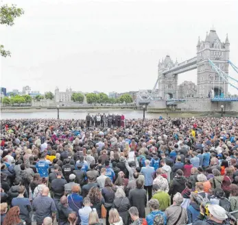  ?? FOTO: IMAGO ?? Am Montagaben­d kamen Tausende zu einer Mahnwache ins Zentrum von London. Heute ist um 11 Uhr Ortszeit eine landesweit­e Schweigemi­nute geplant.