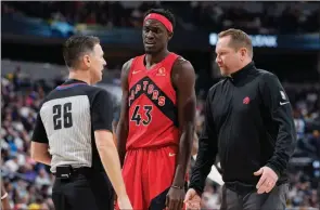  ?? ?? The Canadian Press
Toronto Raptors head coach Nick Nurse, right, and forward Pascal Siakam argue with referee Pat Fraher on March 12 in Denver.