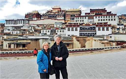  ??  ?? André Lacroix et Thérèse De Ruyt devant le monastère Songzanlin (Yunnan)
