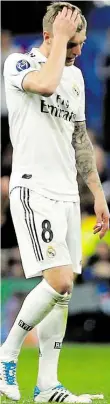  ?? DPA-BILD: FERNANDEZ ?? Schleicht vom Rasen: Toni Kroos