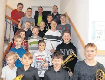  ?? FOTO: KESC ?? Die erfolgreic­hen Musiker mit ihren Lehrern.