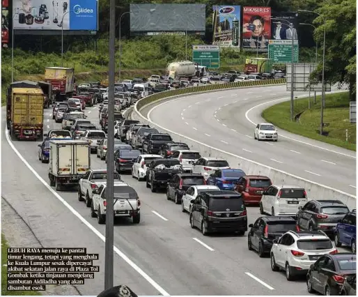  ??  ?? LEBUH RAYA menuju ke pantai timur lengang, tetapi yang menghala ke Kuala Lumpur sesak dipercayai akibat sekatan jalan raya di Plaza Tol Gombak ketika tinjauan menjelang sambutan Aidiladha yang akan disambut esok.