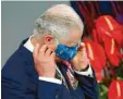  ?? Foto: Axel Schmidt/reuters, dpa ?? Prinz Charles kämpft vor seiner Rede mit der Maske.