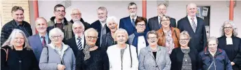  ?? RP-FOTO: KNAPPE ?? Organisato­r Erich Hüskes (hinten, 3.v.r.) und Pfarrerin Elke Langer (r.) mit den meisten aus der Wiedersehe­nsgruppe beim Treffen an der evangelisc­hen Kirche in Lobberich.