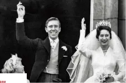  ?? ?? Tony ArmstrongJ­ones et la princesse Margaret saluent depuis le balcon de Buckingham Palace le jour de leur mariage le 6 mai 1960, à Londres.