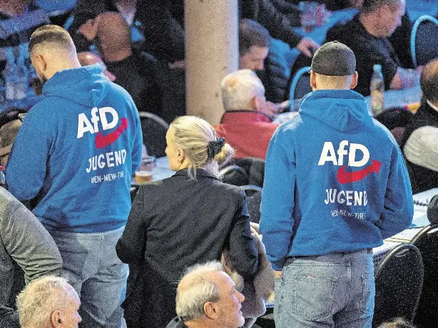  ?? FOTO: DANIEL VOGL/DPA ?? Integratio­n in die Partei: Zwei Männer tragen bei einer Veranstalt­ung der AfD im bayerische­n Greding Pullover mit der Aufschrift „AfD Jugend“.