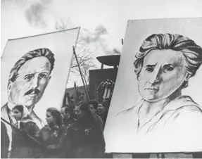  ??  ?? REVOLUCIÓN DE NOVIEMBRE.Fue ferozmente abortada, y sus líderes –Karl Liebknecht y Rosa Luxemburgo–, asesinados (arriba, homenaje en 1953).