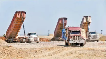  ?? JAVIER GARCÍA ?? Trabajos para la construcci­ón del aeropuerto al oriente de la capital.