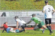  ?? FOTO: JOSEF KOPF ?? Erneut einen bitteren Nachmittag erlebten die Fußballer des FC Wangen gegen den SKV Rutesheim.