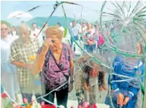  ??  ?? Daños. El vidrio del altar de la Virgen de Fátima fue roto en la parte inferior derecha.