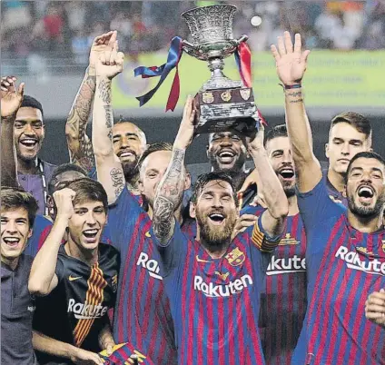  ?? FOTO: PEP MORATA ?? Ofrenda de la Supercopa a la afición Messi quiere levantar esta tarde su primer Gamper como primer capitán del Barça