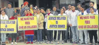  ?? HT PHOTO ?? Chintpurni Medical College students protesting at MCI headquarte­rs in New Delhi on Monday.
