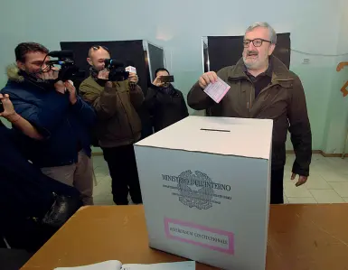  ??  ?? Alle urne Il governator­e Michele Emiliano sta preparando la strategia in vista delle prossime elezioni politiche. Non è escluso che si candidi a capo di una lista civica che poi andrebbe a sostegno del Pd. Un’idea che sembra gradita all’attuale...