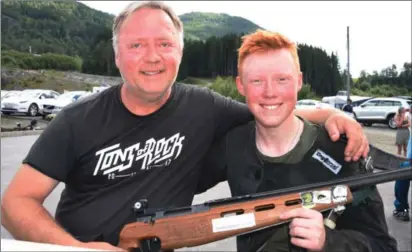  ?? FOTO: VIKTOR STORSVEEN ?? Pappa Leif Rinde forteller at sønnene Nikolai og Marius skal delta på Landskytte­rstevnet 2024.