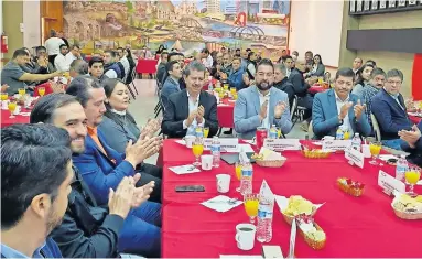  ?? ?? el funcionari­o municipal en reunión con los constructo­res