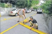  ?? ANUSHREE FADNAVIS/HT ?? Men draw parking lines in Lajpat Nagar.