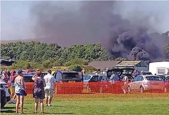  ?? FOTO: P.JARRETT/DPA ?? Elf Menschen verloren gestern im englischen Brighton ihr Leben, als eine historisch­e Maschine vom Typ Hawker Hunter bei einer Flugschau auf eine nahegelege­ne Straße stürzte.