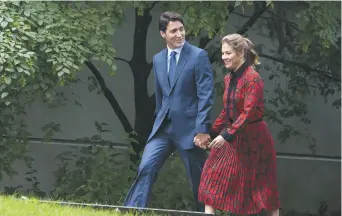  ??  ?? Justin Trudeau et son épouse Sophie Grégoire se sont rendus chez la gouverneur­e générale afin de déclencher la campagne. - La Presse canadienne: Fred Chartrand