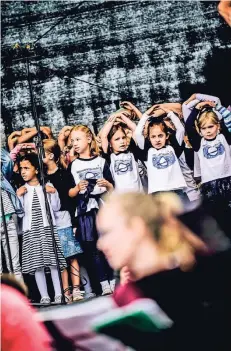  ??  ?? Auch viele Grundschul­kinder, hier von der Sternwarts­chule, sangen bei dem Picknick im Nordpark mit.