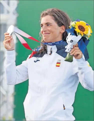  ??  ?? Maialen Chourraut posa en el podio con la medalla de plata conseguida ayer en los Juegos Olímpicos.