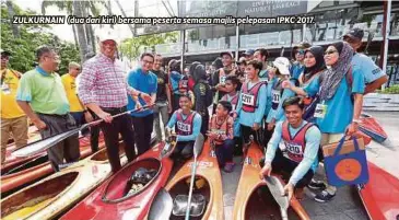  ??  ?? ZULKURNAIN (dua dari kiri) bersama peserta semasa majlis pelepasan IPKC 2017.