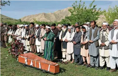  ?? (RAHMAT GUL/AP PHOTO) ?? Amis et collègues de Shah Marai, réunis autour du cercueil du photograph­e de l’AFP tué lundi à Kaboul dans un attentat visant la presse.