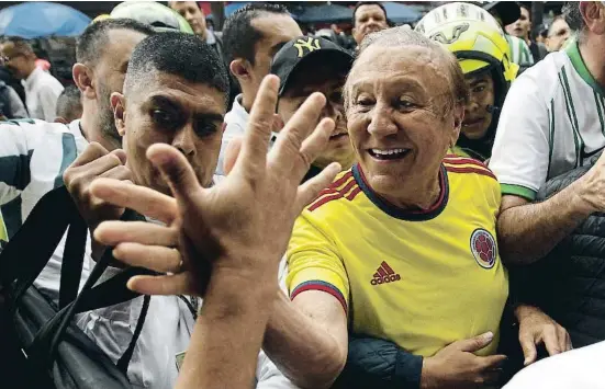  ?? Luis Eduardo Noriega A. / EFE ?? Rodolfo Hernández va assistir a Medellín el 4 de juny a un partit de futbol de la lliga vestit amb la samarreta de la selecció colombiana