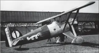  ?? DR/COLL.B. BOMBEAU DR/COLL.B. BOMBEAU ?? Le MS 225 n° 49 arbore le “casque de Bayard” et appartient à la 1re Escadrille du GC I/7 à Dijon. L’unité, une des dernières équipées de ce chasseur démodé, est reléguée en seconde ligne.