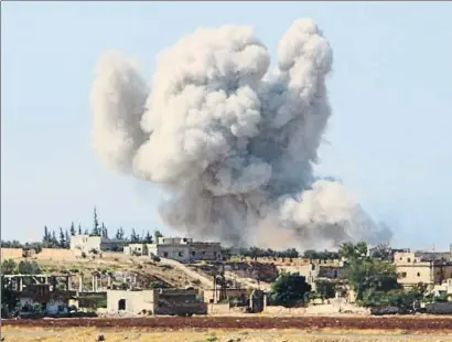  ?? AP ?? Més bombes El poble de Hobeit, a la província d’Idlib, ja va ser bombardeja­t dilluns passat per l’exèrcit sirià, segons reflecteix aquesta imatge que van difondre els cascos blancs
