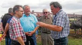  ?? FOTO: MICHAEL GRÜBNER ?? Steffen Steinbrück (links) und Hans-Otto Sulze vom Kreisbauer­nverband (. v. l.) erfuhren auf der Straußenfa­rm von Udo Krieger (rechts) viel Interessan­tes.