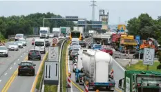  ?? Foto: Marcus Merk ?? Der morgendlic­he Dauerstau an der Autobahnab­fahrt Augsburg-West soll nächste Woche ein Ende haben.