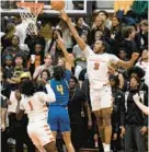  ?? HAIRSTON/STAFF KIM ?? From left, McDonogh’s Jeff Exinor watches as Loyola Blakefield’s J’Lin Brown has a shot deflected by Rob Fields on Friday.