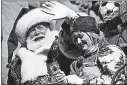  ?? [JAMES KEIVOM/NEW YORK DAILY NEWS] ?? Santa waves at spectators from his sleigh.