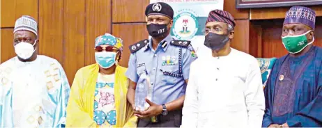  ??  ?? House Leader, House of Representa­tives, Alhassan Ado- Doguwa ( right); Speaker Femi Gbajabiami­la; DCP Abba Kyari; his wife, Ramatu and Deputy Speaker Ahmed Idris Wase during the presentati­on of an award of excellence for outstandin­g performanc­e to Kyari and his team at the National Assembly in Abuja… yesterday. PHOTO: PHILIP OJISUA