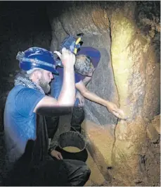  ?? FOTO: PETER A. MIGLUS/DPA ?? Archäologe­n untersuche­n den Tunnel, der zu dem assyrische­n Palast in Mossul führt.