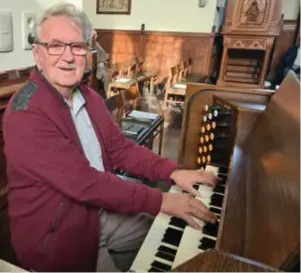  ?? FOTO RAPO ?? Jean Schyns (83) aan het orgel van de kerk van Wintershov­en.