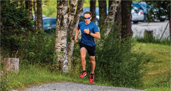  ?? FOTO: MARIUS SIMENSEN ?? Håvard Finland Trøite varierer ofte hvilket underlag han løper på. Han løper gjerne i terreng, på en sti slik som her, eller på løpebane.