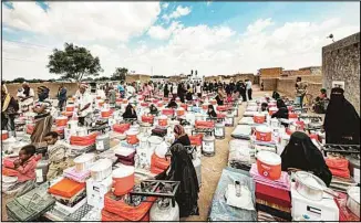  ?? ?? Kuwaiti charity Namaa Foundation distribute­s food and shelter aid in southern Yemen.