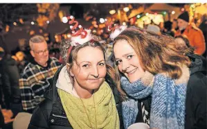  ?? FOTO: G. SALZBURG ?? Auf dem familiären Weihnachts­markt der Sebastianu­sschützen im Alten Dorf feierten auch Rebecca und Melani ihr Wiedersehe­n.