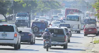  ?? FOTO: MELVIN CUBAS. ?? TRÁFICO. El bulevar del este es uno de los de mayor tráfico en San Pedro Sula.