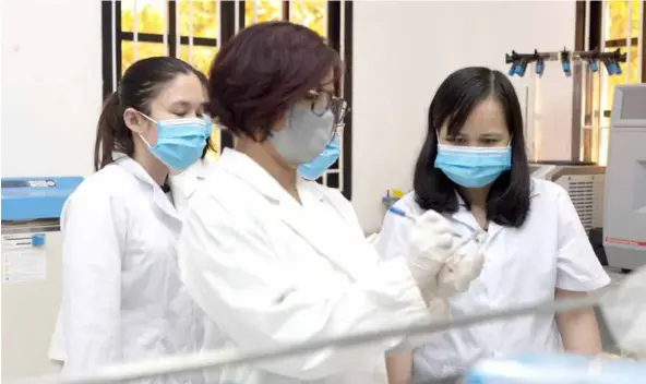  ?? VNA/VNS Photos ?? Assoc. Prof. Dr. Đào Việt Hà (centre) and her team research cases of seafood poisoning.