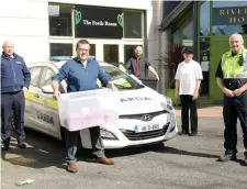  ??  ?? Mark Ballantine and staff at the Riverside Hotel, Sligo with Gardaí as they prepared to deliver meals to the local community. Pic: Carl Brennan.