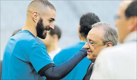  ??  ?? Florentino Pérez le dio ánimos a Karim Benzema antes del entrenamie­nto del Real Madrid en el Allianz Arena donde esta noche juega ante el Bayern