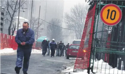  ?? / Foto: Luka Cjuha ?? Ko v podjetje pridejo inšpektorj­i, so evidence kot iz škatlice, čeprav je sploh za gradbeništ­vo splošno znano, da v nekaterih obdobjih delavci delajo več kot osem ur na dan, tudi brez dnevnega ali celo tedenskega počitka.