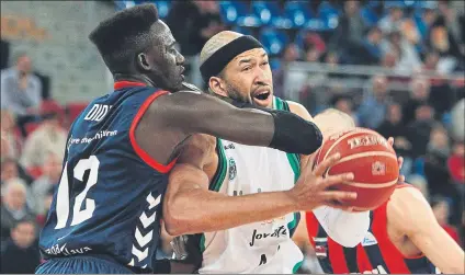  ?? FOTO: EFE ?? Diop, sin contemplac­iones ante Jordan. La agresivida­d del Baskonia dejó sin opciones a un necesitado Joventut