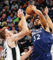  ?? Andy Clayton-king / Associated Press ?? Karl-anthony Towns and the Timberwolv­es had their way with Jakob Poeltl and the Spurs.