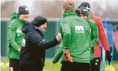  ?? Foto: Ulrich Wagner ?? Rückenwind statt Gegenwind: FCA-Trainer Manuel Baum und seine Spieler trotzen den widrigen Wetterbedi­ngungen.