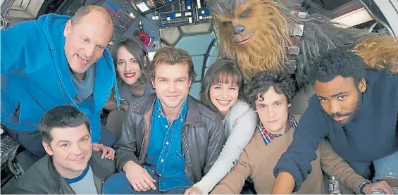  ?? LUCASFILM ?? Cuando eran felices. El elenco del “spin-off” que tendrá a Han Solo como protagonis­ta excluyente, cuando comenzó el rodaje, en febrero.